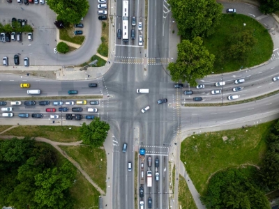 5G + Edge Computing for Adaptive Traffic Signals